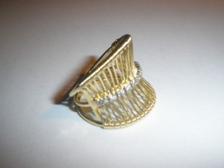 Anel "fio cravejado"